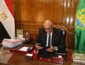 محافظ القليوبية مهنئا طالبتين من أوائل الدبلومات: فخر المحافظة وسنكرمهما