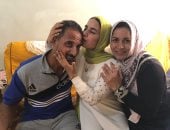 فرحة بمنزل فاطمة نوارة الأولى مكرر فى الدبلومات الفنية بالغربية.. الأسرة تلقت الخبر من اتصال "اليوم السابع".. والطالبة تكشف سر تفوقها وتؤكد: شقيقتى كانت تذاكر لى وتحفزنى وسألتحق بالمعهد الفنى الصحى.. فيديو وصور