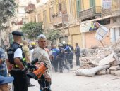 لحظة استخراج جثة مسن من أسفل عقار العطارين المنهار بالإسكندرية.. فيديو
