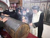 البابا تواضروس يطيب جسد القديس الأنبا بيشوى فى ديره بوادى النطرون