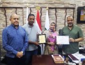 مدير التعليم الفنى بسوهاج يكرم أوائل الجمهورية