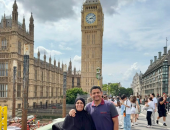 صدق حلمك.. إبن قنا حصل على الدكتوراه بإنجلترا وفسح أمه في لندن بعد 23 سنة من الشغل فى ورشة بلاط