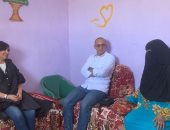 نبيلة مكرم تزور أسرة داخل منزلها بالقصير وتتبادل معهم الحديث.. فيديو وصور