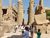 العائلات الأجنبية تستمتع بزيارة المعالم الأثرية والسياحية بالأقصر.. صور