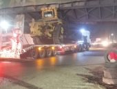 سقوط جزئى لكوبرى مشاة بطوخ بعد اصطدام سيارة نقل به على الطريق الزراعى.. صور