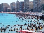 ذروة موسم الصيف.. الإسكندرية تمتلئ بالمصطافين والشواطئ "كاملة العدد"