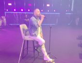 رغم إصابته.. حسام حبيب يغنى بالعكاز فى حفله الأول بالسعودية