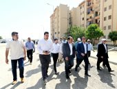 وزير الإسكان يتفقد وحدات "سكن لكل المصريين" ومحطة صرف صحي بمدينة حدائق أكتوبر