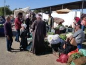 رئاسة مركز الخارجة: تنفيذ حملة مكبرة لإزالة إشغالات الطريق فى سوق المروة