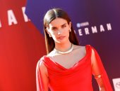 سارة سامبايو تكشف التقاطها أكثر من 1000 سيلفى في Superman لهذا السبب