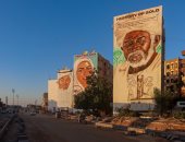 انتهاء المرحلة الثالثة من مشروع "أسوان أرض من ذهب".. زوجان يرسمان جداريات تعكس الطبيعة السياحية لعاصمة أفريقيا.. أيادى الكفاح فى السد العالى جزء من التراث.. والمحافظة تعلن تطوير طريق السادات.. صور