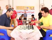 محافظ دمياط يلعب المباراة الافتتاحية لبطولة الشباب والرياضة للشطرنج
