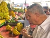 محافظ الإسكندرية لبائع موز: "عمره ما كان بـ50 جنيه.. اتقى الله".. فيديو