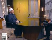 هل يجوز الصلاة بملابس عليها رسومات؟.. أمين الفتوى يجيب