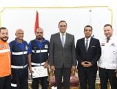 محافظ قنا يكرم مسعفًا وفني قيادة لجهودهما في إنقاذ حالة ولادة طارئة