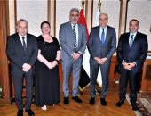 وزير الطيران يستقبل نائب رئيس"إياتا" لمنطقة الشرق الأوسط وشمال أفريقيا.. بحث تعزيز التعاون في مجال النقل الجوي.. العوضي: نسعى لتوسيع آفاق التعاون الفني والتشغيلي.. ونثمن التجربة المصرية فى استيعاب الحركة الجوية