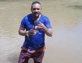 مراسل برازيلى يدعس على جثة طفلة بنهر ميريم أثناء تغطية حادث غرق.. فيديو 