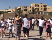 رغم حرارة الطقس.. إقبال سياحى كبير فى معابد الكرنك بشكل يومى.. صور