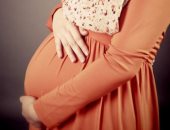 مخاطر ارتداء الجينز الضيق أثناء الحمل.. والبدائل الآمنة