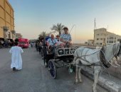 رحلات الحنطور للسياح بين المعابد والمنازل والشوارع متعة فى الأقصر.. صور