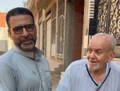 قصة وفاء عظيمة من طالب الدقهلية الأزهري المتفوق لمعلمه في الطفولة.. فيديو وصور