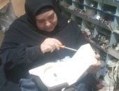 قصة سيدة بكفر الشيخ أجادت مهنة إصلاح الأجهزة الكهربائية لتساعد زوجها