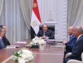 الرئيس السيسى يتابع الموقف التنفيذى لخط السكة الحديد "العريش- طابا" للمساهمة فى تنمية شبه جزيرة سيناء وخلق محور لوجيستي لربط البحر الأحمر بالبحر المتوسط..ويوجه بتسريع وتيرة تنفيذ مشروعات إنشاء المحاور اللوجستية