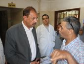 محافظ سوهاج يقرر اتخاذ الإجراءات القانونية ضد المتغيبين بعيادة المنشأة للتأمين الصحى