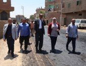 محافظ سوهاج يتفقد أعمال رصف طريق "الشوش - بندار الكرمانية" ويوجه باستكمال باقي الطرق