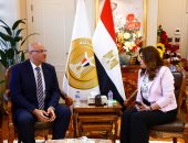 وزيرة التنمية المحلية تتابع مع محافظ القليوبية مشروعات "حياة كريمة" بالمحافظة