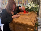 جنازة زياد الرحبانى.. كارمن لبس تنهار فى البكاء وتحتضن نعش الموسيقار الراحل