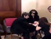 ماجدة الرومى تنهار من البكاء وتقبل يد فيروز فى عزاء زياد الرحبانى 