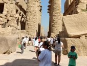 يوم مبهج ومميز للسائحين في الأقصر بالموسم الصيفى.. يبدأ بمغامرات البالون الطائر.. تحليق أكثر من 125 رحلة في 72 ساعة تقل 2500 سائح.. زيارات للمعابد الأثرية.. وينتهي برحلات حنطور في شوارع المدينة مساء.. صور