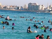 صيف ساخن جدا.. الساحل الشمالي ومطروح يشهدان توافدا كثيفا من عشاق البحر