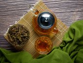 مكعبات الشاي الأخضر.. روتين طبيعي ينعش بشرتك ويخلصك من الانتفاخات