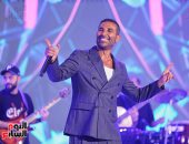 بعد تريند دينا الشربينى وروبى.. أحمد سعد يغنى لزوجة كريم محمود عبد العزيز.. فيديو