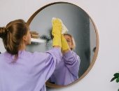 تفسير حلم تنظيف البيت من الغبار.. تجديد أم تخلص من ذكريات قديمة؟