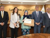 محافظ الجيزة يكرم أوائل الثانوية العامة والدبلومات الفنية من أبناء المحافظة.. صور