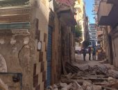 إزالة الأجزاء المعلقة بعقار آيل للسقوط بكوم الدكة فى الإسكندرية.. صور