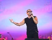 عمرو دياب يحيى حفلا استثنائيا كامل العدد بمهرجان العلمين الجديدة.. الهضبة يقدم التحية لصناع ألبومه الجديد ابتدينا.. ويشكر تذكرتى على التنظيم.. ويعلق: أفضل حفلاتى فى الصيف.. ويفاجئ الحضور فى نهاية الحفل.. صور
