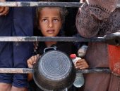 طوابير الموت.. الفلسطينيون يواجهون الجوع تحت الشمس الحارقة للحصول على حفنة عدس.. الأمم المتحدة توثق صرخات ومعاناة نازحى غزة وتصف الوضع بالمأساة الإنسانية.. وأوتشا: سقوط شهداء أثناء بحثهم عن الطعام لأطفالهم
