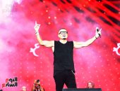 عمرو دياب يفاجئ جمهوره بمدفع "تي شيرتات" فى ختام حفله بمهرجان العلمين.. صور