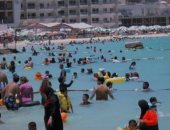 الشوارع والأسواق تكتظ بالمصطافين.. مصيف مطروح سحر الشواطئ ونعومة النسيم
