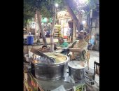 بعشرين جنيها فقط.. شاب مصري يخطف قلوب السياح بطبق "كسكسي".. فيديو
