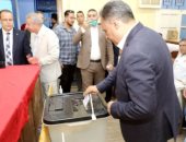محافظ الشرقية يدلى بصوته فى انتخابات الشيوخ بلجنة مدرسة السادات الإعدادية