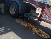 أب يدهس ابنه بالخطأ أثناء انتظاره أسفل سيارة فى الشرقية