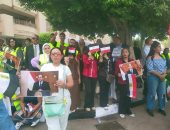 الشباب يرفعون صور الرئيس أمام مدرسة الشهيد مصطفى يسري عميرة بمصر الجديدة