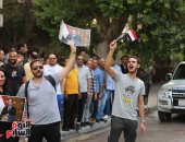 بالصور والهتافات.. مواطنون يستقبلون الرئيس السيسى لدى وصوله للإدلاء بصوته فى انتخابات الشيوخ