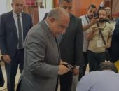 وزير الكهرباء يدلى بصوته فى لجنة مدرسة المنارة بمدينة نصر بانتخابات الشيوخ