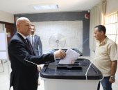 محافظ القاهرة عقب إدلائه بصوته فى انتخابات الشيوخ: المشاركة واجب وطنى